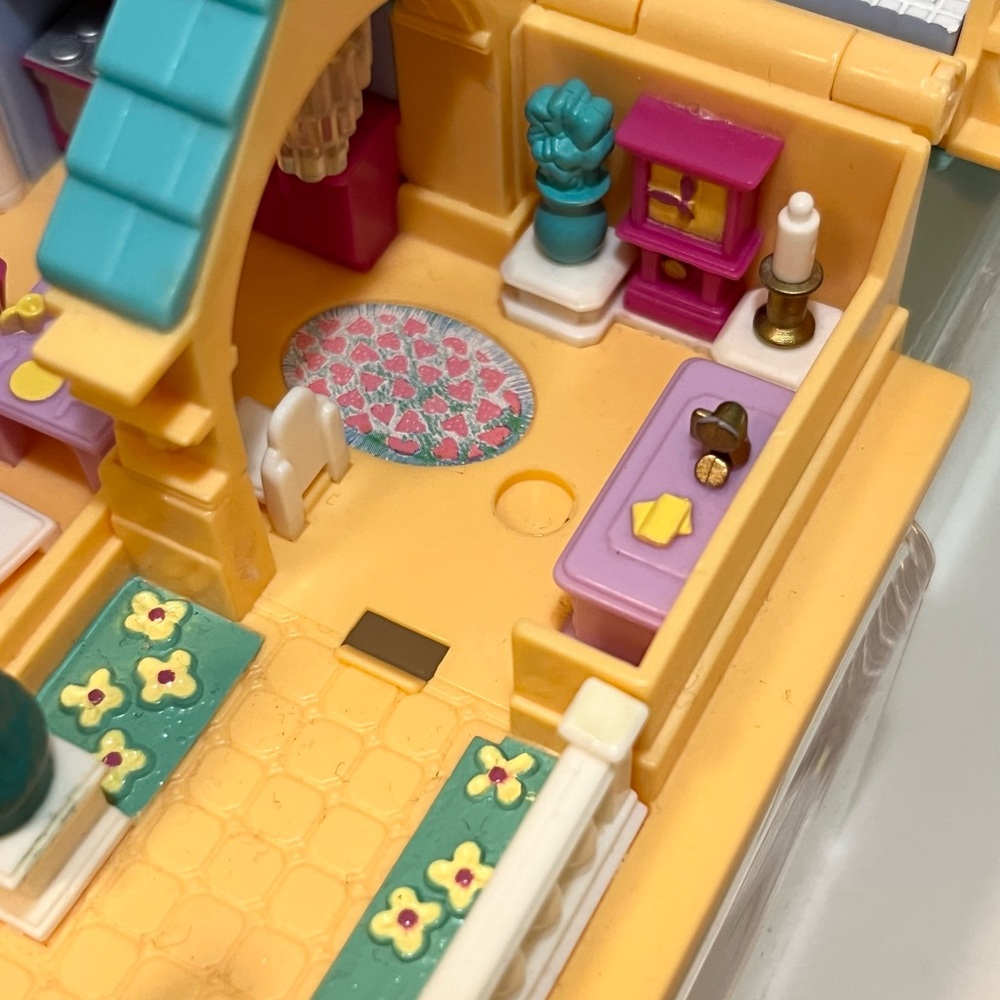 Vintage Polly Pocket 1994 Light Up Hotel with three dolls and some lights - Picture 7 of 8